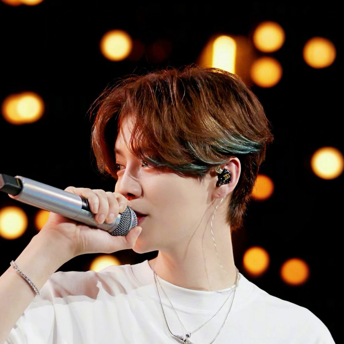 lu01042012's tweet photo. #LuHanUnpluggedConcert 
#LuHanLongTimeNoSee https://t.co/qZe0fXm6gm