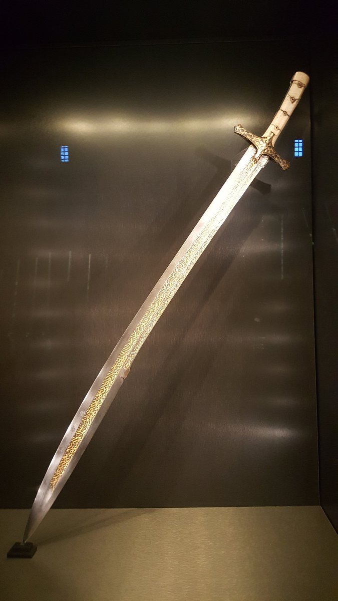 IslamArtistic's tweet photo. 🗡️ | L'épée plaquée or du sultan Mehmed le Conquérant.

 Il est inscrit dessus : "Ô Allah, donne force et pouvoir à Mehmed Han, fils de Murad Han, le sultan des vétérans et des moudjahidines qui luttent pour glorifier la religion." https://t.co/50JdPf6Jnd