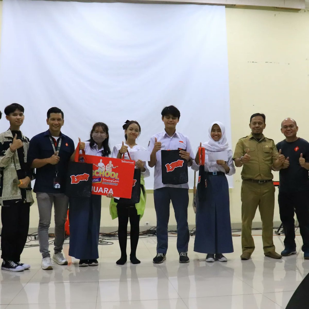 OfficialSmkn's tweet photo. Hari Senin, tanggal 28 November 2022, telah diadakan kegiatan TEA (Tampil Ekspresi, Aspiratif) yang digagas KCD wil. VII bekerjasama dengan Hara Komunika (kelompok musisi bandung) yang bertujuan untuk mengeksplore potensi seni &amp; budaya siswa di sekolah.  @disdik_jabar @cadisdik7 https://t.co/1RLlTu6a4Y
