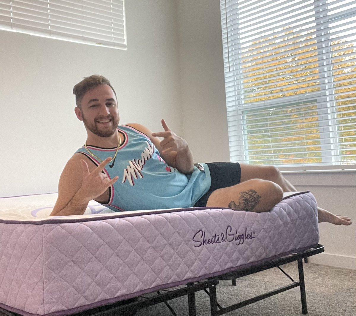jcarr5123's tweet photo. Shoutout to @ColinDMcIntosh @SheetsGiggles for hooking Micah, Noki and I up with a new Eucalyptus Mattress!! Also s/o to @__ChrisCote and @LeBatardShow for being great promoters. Go get your Sheets&Giggles Shiggles today!! #MasMiami https://t.co/HrkDBPNmHM