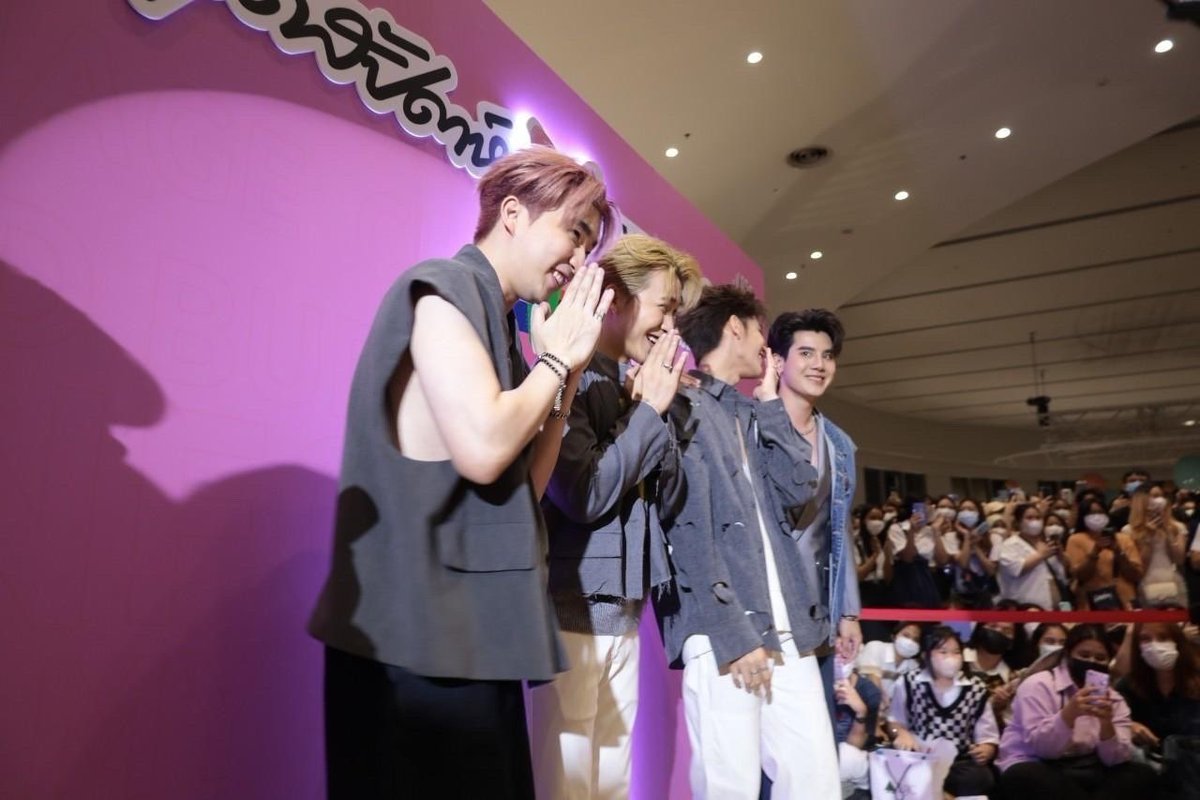 piyangkull's tweet photo. ขอบคุณงาน #SudsapdaYawards2022 ที่เชิญพวกเราตัวแทน #warofytheseries มาร่วมงานด้วยนะครับ ขอบคุณทุกคนที่ส่งกำลังใจมาให้ในวันนี้ด้วยนะค้าบ ขอบคุณทุกคนที่มาหากันน้าา กลับบ้านดีๆนะ🙏🏻🙇🏻‍♂️🥺❤️ https://t.co/SXwBtTJcNV