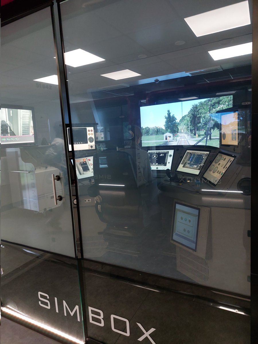 LacazeX's tweet photo. Après Rennes, Lille, Paris, Dijon c'est une visite aux équipes du campus de Tours qui forment nos conducteurs de demain. #unft #cift #campus #teamtraction #sncfmobilites nous recrutons pour former aux métiers de la conduite #sncfrecrute https://t.co/sK3oGRyCrw