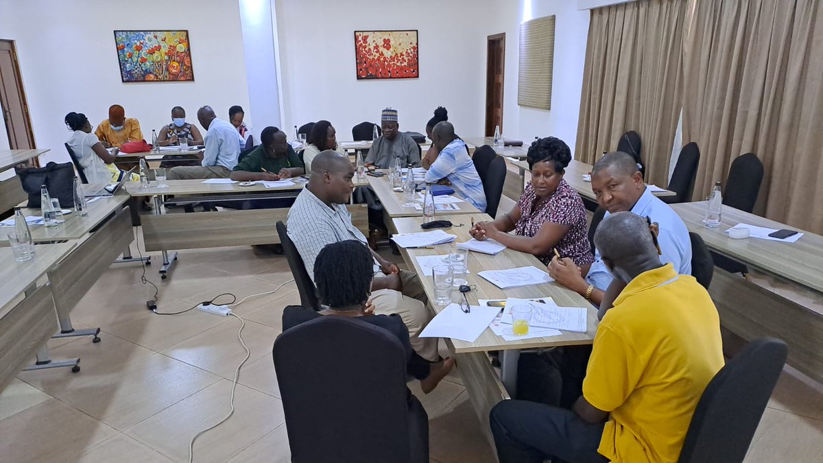 KIMKenya's tweet photo. Case study and Presentation at Leadership in 21st Century Training ongoing in Mombasa.
#kimtraining #kenyainstituteofmanagement https://t.co/jj1mMABt8Y