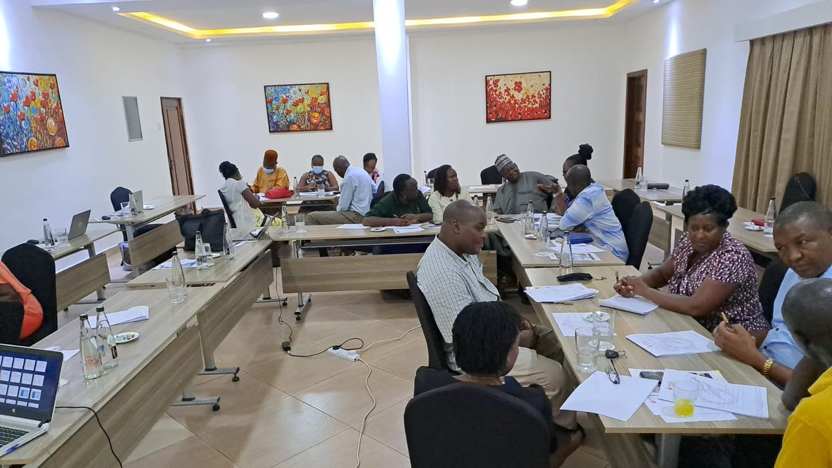 KIMKenya's tweet photo. Case study and Presentation at Leadership in 21st Century Training ongoing in Mombasa.
#kimtraining #kenyainstituteofmanagement https://t.co/jj1mMABt8Y