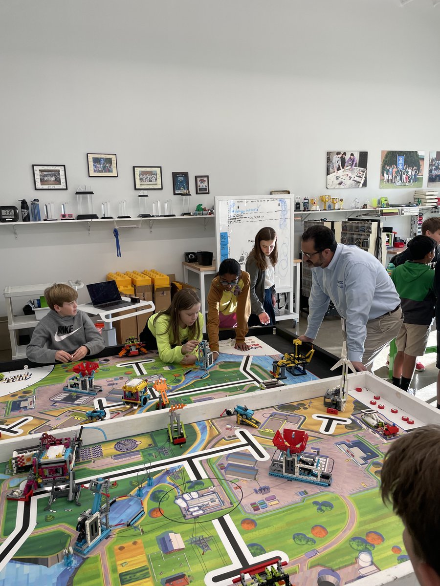 TVAnews's tweet photo. Our Chief Operating Officer, Don Moul, recently visited Middle Schoolers at @Webbschoolknox in Knoxville. The robotics team presented their projects to Don for an upcoming competition centered around tomorrow's electric grid, drone technology, and nuclear power!
#STEM https://t.co/pMYvmFyYcH