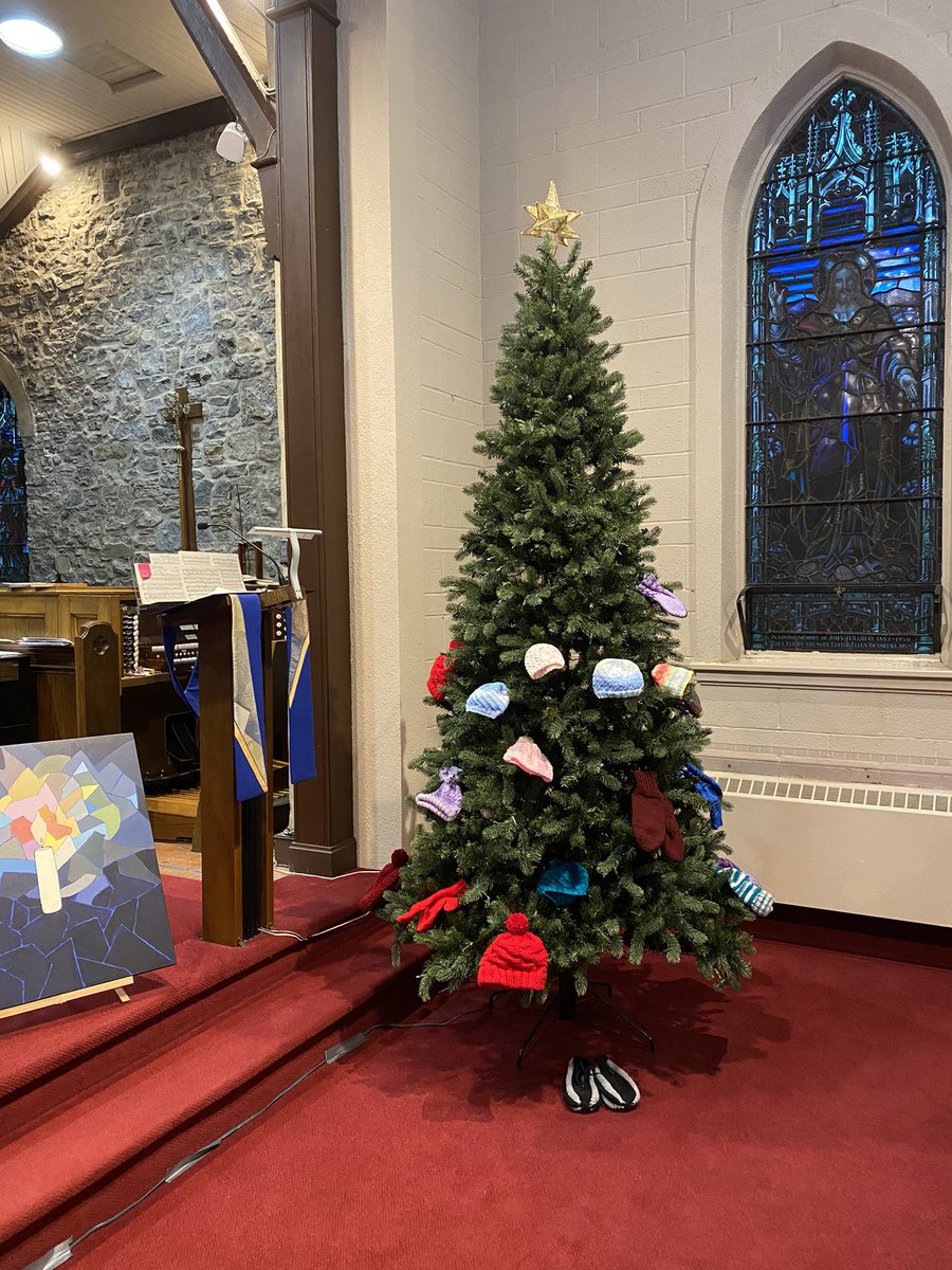 You’re making warm vibes for folks in need through the Mitten Tree! Welcoming donations of mittens, gloves, hats, socks, and dollars to support people who are unhoused in these cold months!