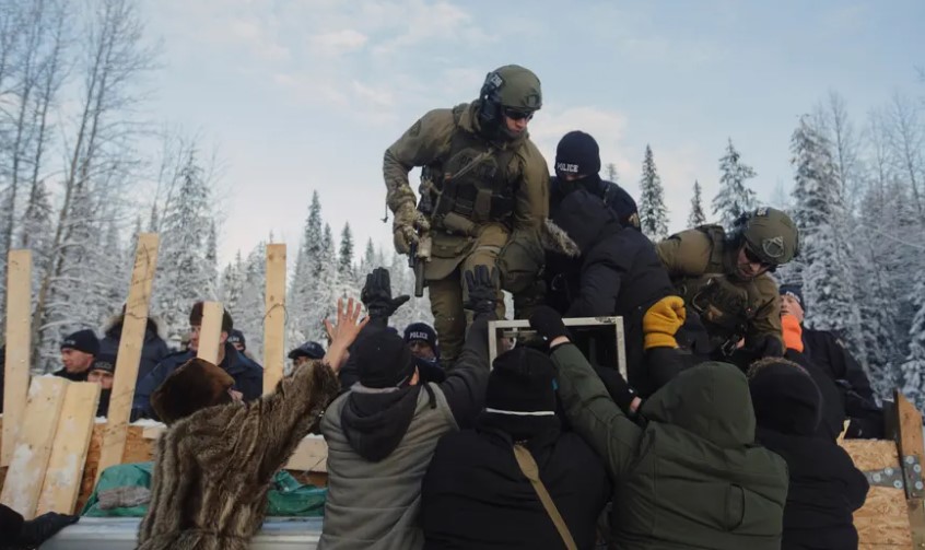 While 613+ Indigenous defenders have been murdered around the world over the past decade, land defenders in Canada have faced a pattern of state violence - from Oka to Ipperwash to Wet'suwet'en - that puts their lives at risk. An overview: pbicanada.org/2022/12/01/ind… #PBIaccompanies