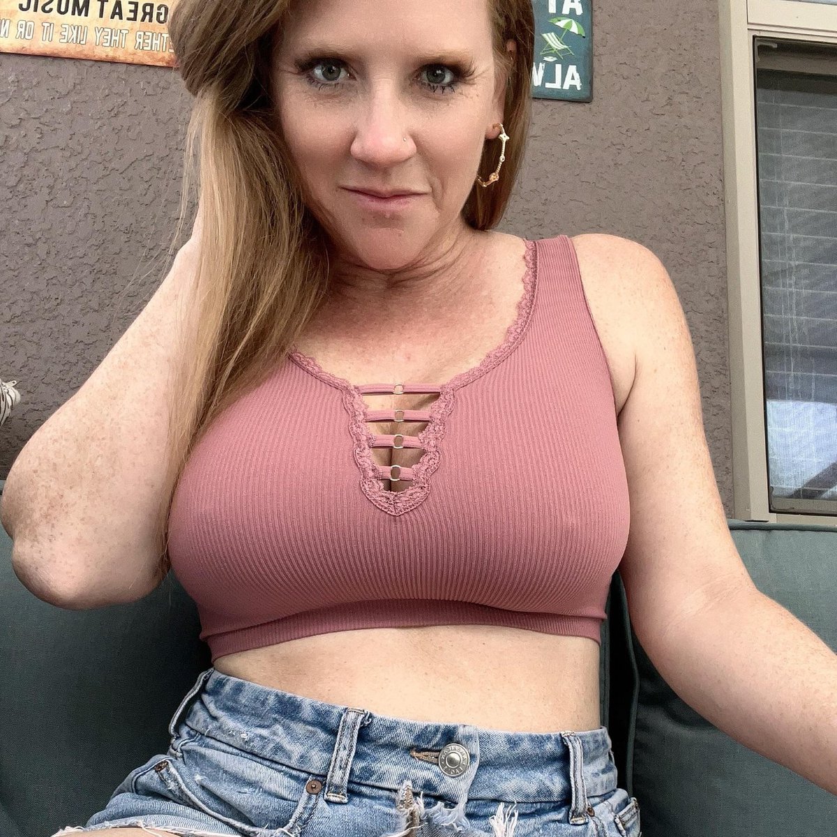 Mandymooreds's tweet photo. I don't want NFL, NBA AND ROCK, I just want one man to satisfy me 😋volunteers? https://t.co/zOg8ZRjXLL