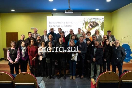 Gandara27Pepe's tweet photo. 👉 O ALCALDE FELIPE TRAVESO ASISTIU A PRESENTACIÓN DE "A TERRA" 

📲 Tedes #máisinformación sobre o #proxecto #Aterra no blog: https://t.co/Swfon7C60S 📲 Plataforma https://t.co/upRVf1Vzfe: https://t.co/mRWCTbkosJ https://t.co/iLpbcCtedr