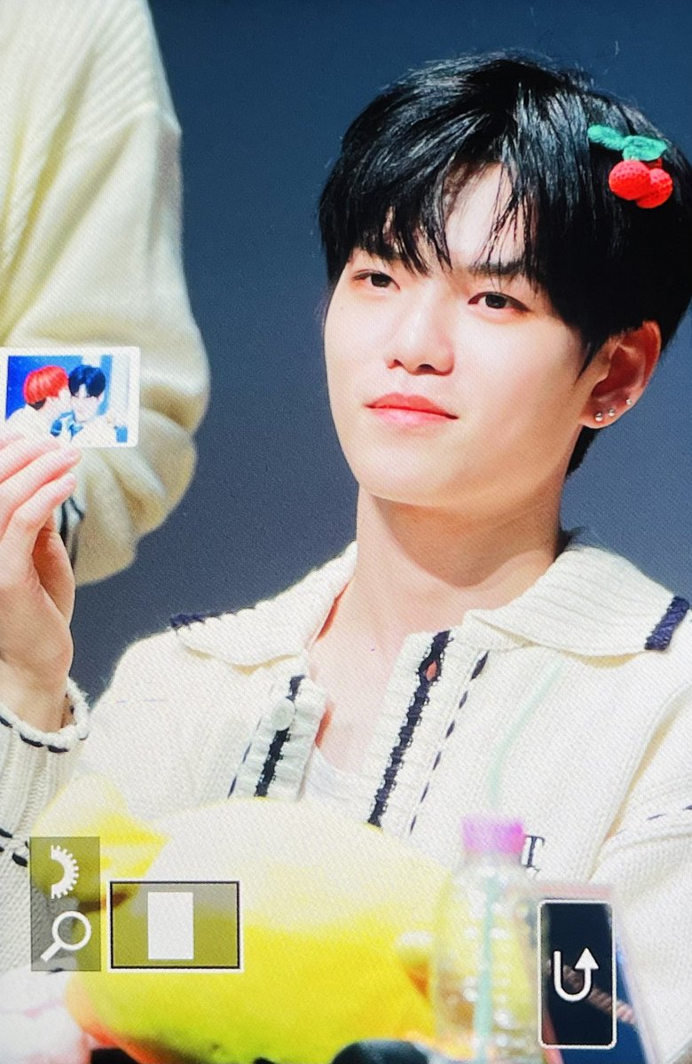cros_gh's tweet photo. 221201 어제이후로어색해졌다는배계즈 
#계현 #GYEHYEON 
#베리베리 #VERIVERY https://t.co/n7fl0CTJfR