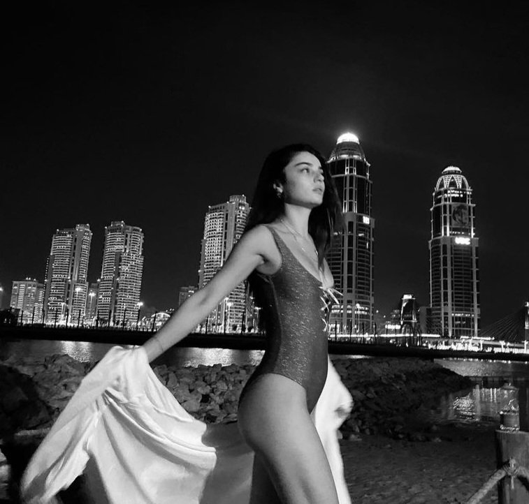 Manzarayı bırakın Ayça'ya bakın