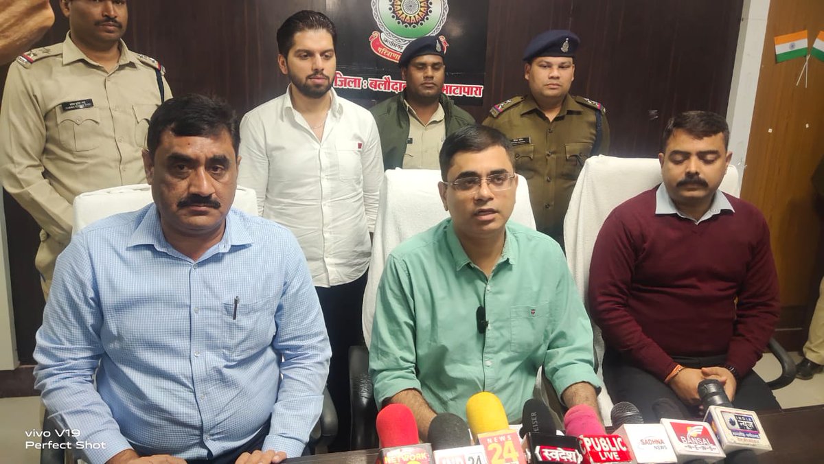 ●चिटफंड कंपनी साईं प्रसाद लिमि. के आरोपी डायरेक्टर शशांक बी भापकर को गिरफ्तार करने में मिली सफलता
●पुलिस द्वारा 08 दिन तक पुणे महाराष्ट्र में कैंप कर, दबोचा गया आरोपी को
●चिटफंड कंपनी के विरुद्ध जिले में लगभग 85 करोड़ रू. की ठगी एवं छ.ग. के विभिन्न जिलों में 19 अपराध है दर्ज