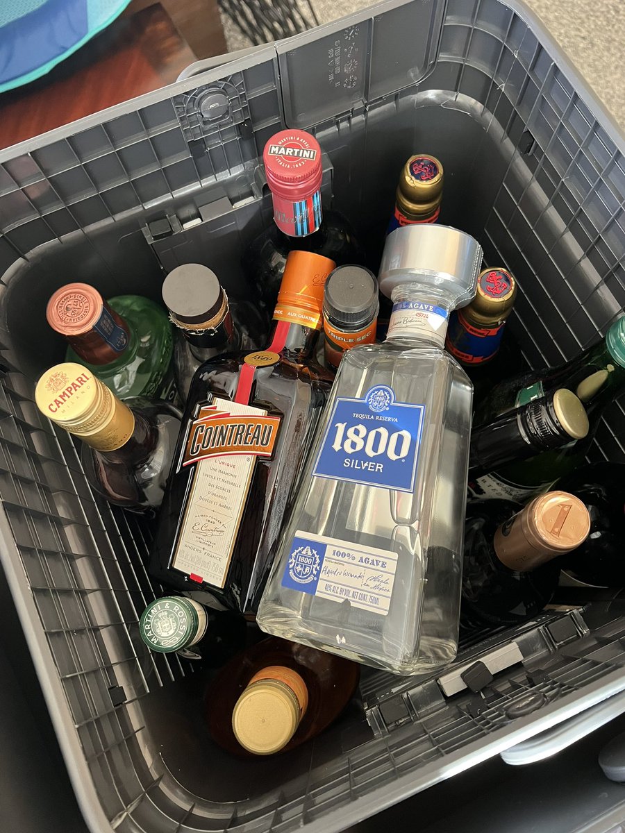 CUBANPOTTER22's tweet photo. Me mandan a casa de una americana hacerle un trabajo y me dice al rato la señora,mira  voy a salir…cuando termines cierra el garage y llévate contigo 2 cajitas negras que te dejé en la parte derecha del garage,que tengas un bonito dia…… https://t.co/mbZeZPBct0