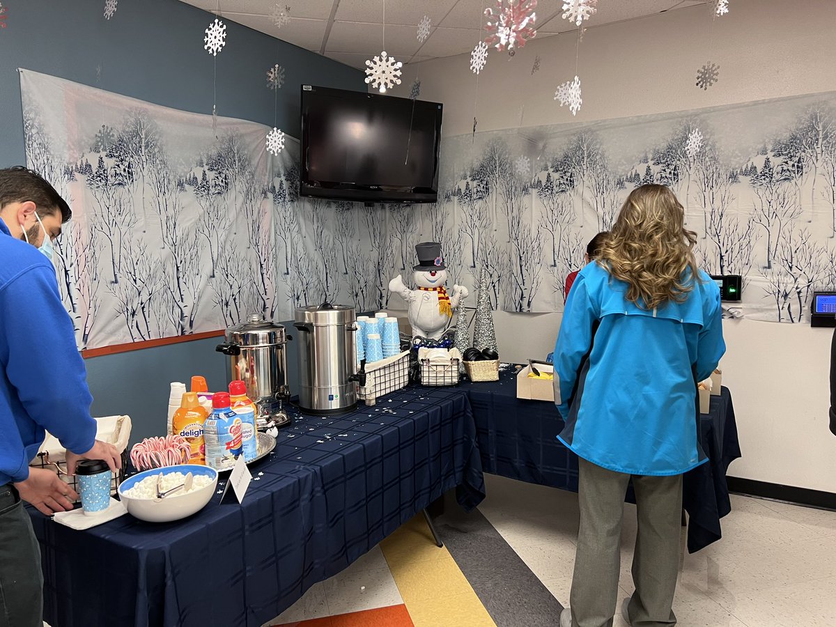 SISD_ES's tweet photo. Kicking off our 12 days of Christmas for our amazing faculty &amp; staff! 🎄🎅🏼🤶🏻Blessed with the BEST!!! 🙏❤️ https://t.co/mnegWmhd5A