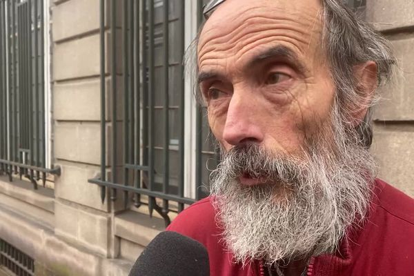 CanalPatriotes's tweet image. Cette histoire me fend le cœur. Cette homme mettait un point d'honneur à protéger nos enfants, à la tombée de la nuit.
#DamienTabard
Un chauffeur de car scolaire licencié pour avoir déposé les enfants devant chez eux porte l’affaire devant les prud'hommes
france3-regions.francetvinfo.fr/nouvelle-aquit…