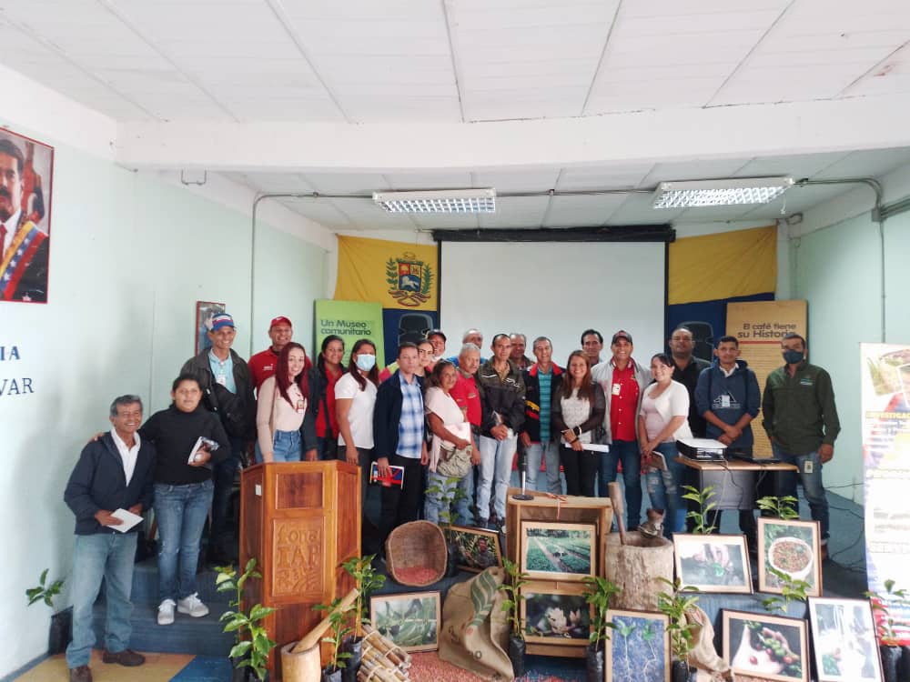 Con el fin de contribuir en el manejo #Ecológico de recursos naturales, técnicos del <a href="/iapret_tachira/">Instituto Autónomo de Producción Rural Edo Táchira</a>, desarrollaron un taller sobre agroecología y técnicas productivas en el Instituto Nacional de Investigaciones Agrícolas (INIA) Mpio Junín.

<a href="/FreddyBernal/">Freddy Bernal</a> 
#NavidadesSinSanciones