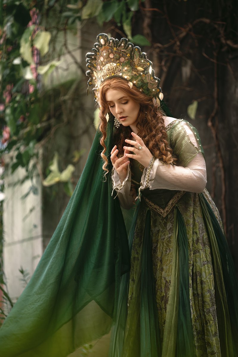 IamFaramon's tweet photo. "The world is full of magic things, waiting patiently waiting for our senses to grow sharper" - W B Yeats
-
A whole set of @_AHobbitsTale in this wonderful outfit, with a beautiful headpiece by creationsbylivfree (IG). I'm pretty dang happy with this set! 
📸 @IamFaramon https://t.co/zq2Y44KbUw