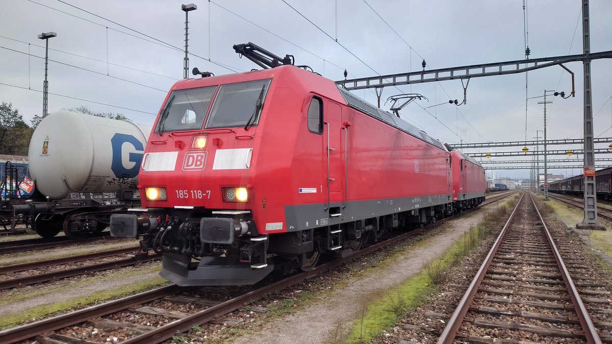 TWeinlein's tweet photo. Salü aus der #BRBF 🙋

Lok hat Bebe 🥺👉👈 und muss ich nach #DS:RHL rüber bringen, damit die schnellstens zum 🧑‍⚕️ kommt.

Dann soll ich ne andere #BR185 mir schnappen und wieder zurück in die #BRBF bringen.

Schauen wir mal, ob das alles so klappt 🙈 https://t.co/DS7Lrouvz2