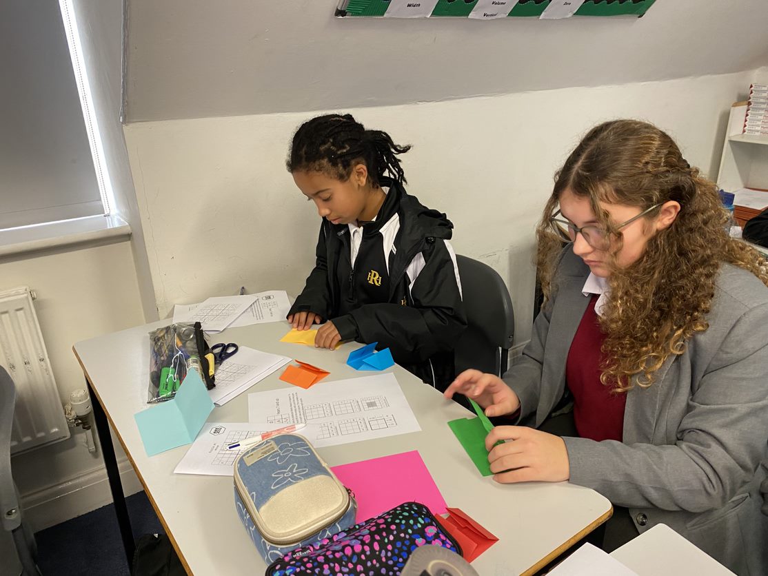 RadnorHouseTW's tweet image. Last week for Maths Week England, Y7 pupils made Columbus Cubes: carefully structured origami cubes that stack with no glue or tape. Lots of perseverance &amp;amp; teamwork showed, which we love to see at Radnor House 🙂

#beyondtheclassroom #MathsWeek2022
#creativity #radnorhousetw #TB