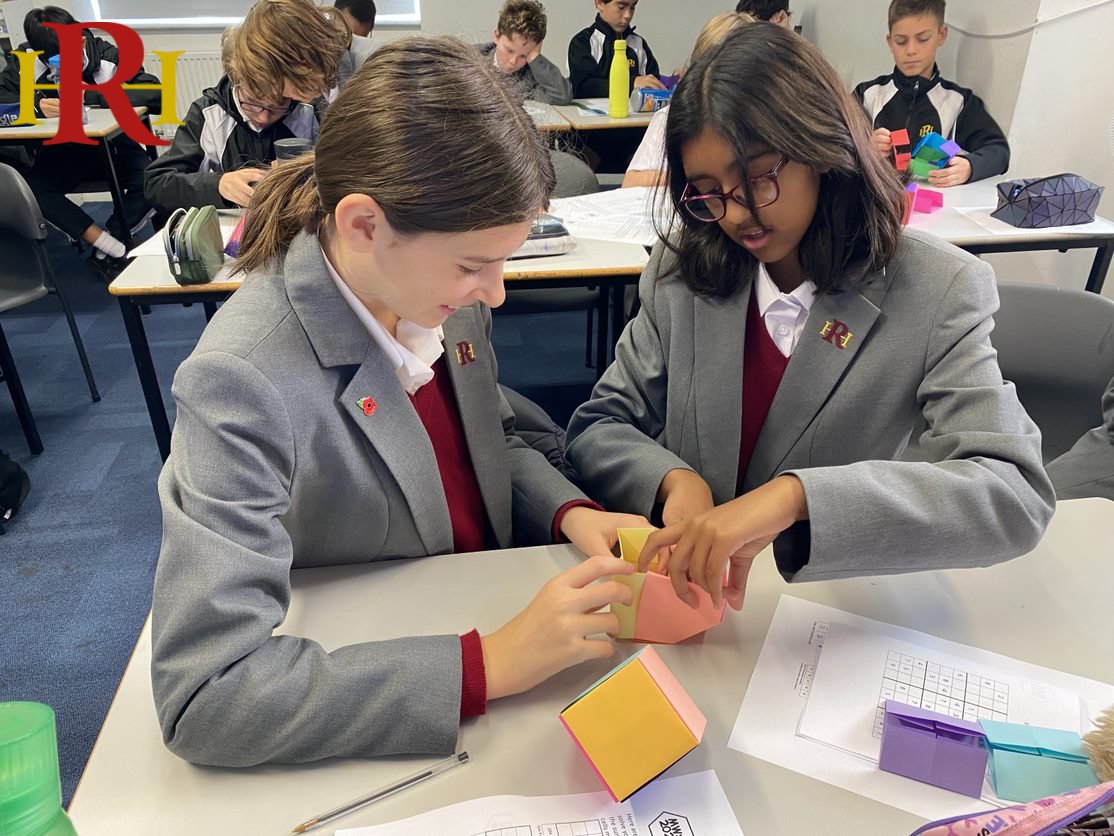 RadnorHouseTW's tweet image. Last week for Maths Week England, Y7 pupils made Columbus Cubes: carefully structured origami cubes that stack with no glue or tape. Lots of perseverance &amp;amp; teamwork showed, which we love to see at Radnor House 🙂

#beyondtheclassroom #MathsWeek2022
#creativity #radnorhousetw #TB