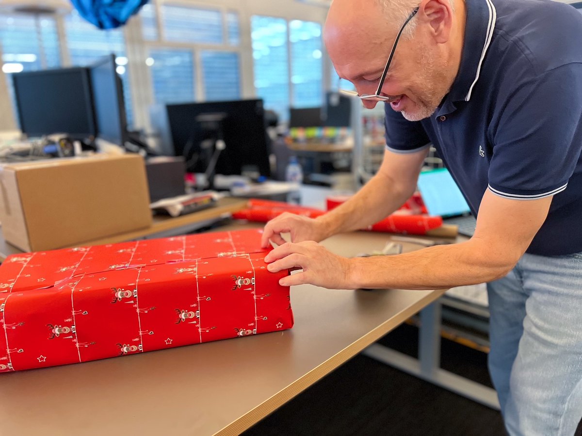 iwayAG's tweet photo. Es freut uns sehr, die @CaritasZuerich bei der Weihnachtswunschaktion 2022 mit 100 Geschenken zu unterstützen. Die Aktion erfüllt Weihnachtswünsche von Kindern aus Familien mit kleinem Budget. 🎁

#WWA2022 #SchöneWeihnachtenfürALLE #CaritasZürich #KulturLegiZürich #iway https://t.co/IzbVUYb9O9