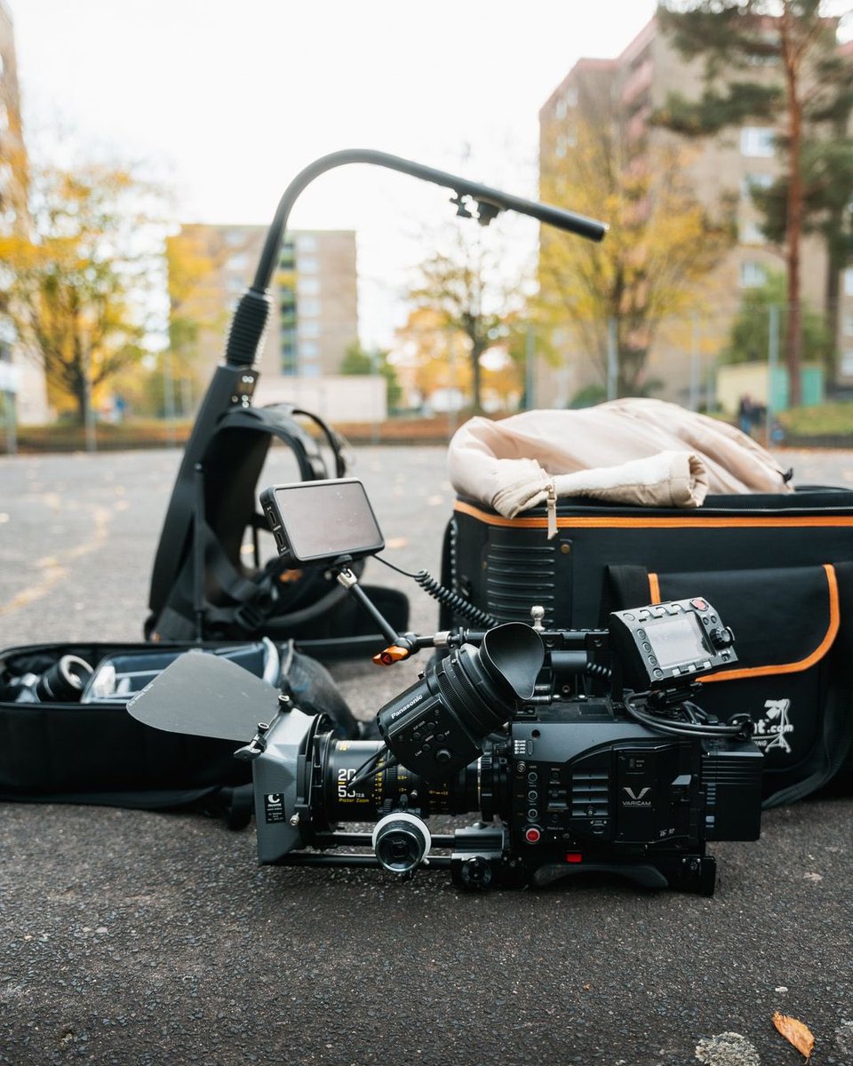 DZOFILMINC's tweet photo. Photographer @Aaron Zimmermann shot the Late autumn mood with DZOFILM Pictor zoom 20-55mm on Panasonic camera 🎥🎬

Photo by @Mikula Thome 

#dzofilm #filmmaker #filmmaking #cinematography
#behindthescenes #videography  #cinematographer #setlife 
#dop #panasonic #varicam https://t.co/yPuNsriiyl