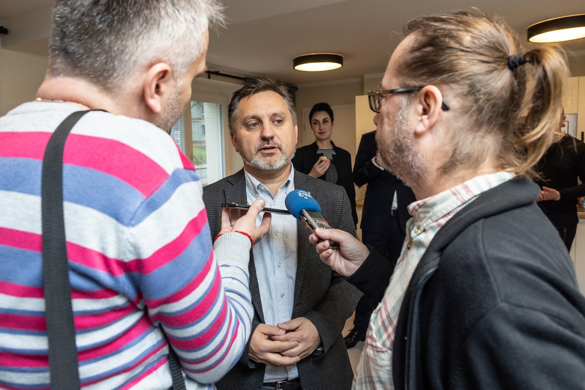 heimstaden_cz's tweet photo. Heimstaden dnes v Havířově-Šumbarku slavnostně otevřel Rezidenci Opletalova - nový projekt komunitního bydlení pro nejstarší obyvatele. Jde celkem o 66 zrekonstruovaných bytů ve 2 domech. Nabízí dostupný nájem a bezbariérové bydlení. 🧡
#heimstadenczech #makeroom #friendlyhomes https://t.co/3YWXhtA0Xs