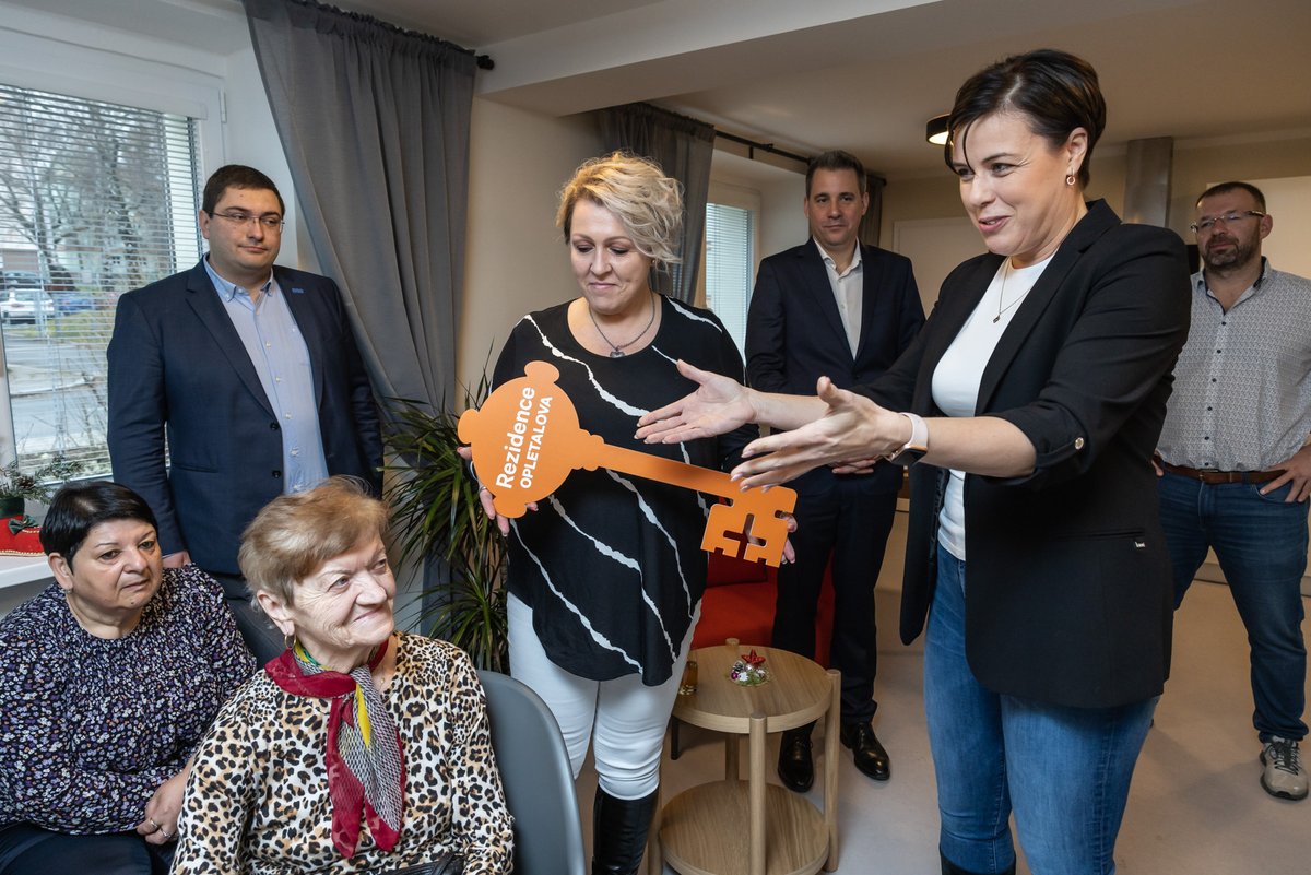 heimstaden_cz's tweet photo. Heimstaden dnes v Havířově-Šumbarku slavnostně otevřel Rezidenci Opletalova - nový projekt komunitního bydlení pro nejstarší obyvatele. Jde celkem o 66 zrekonstruovaných bytů ve 2 domech. Nabízí dostupný nájem a bezbariérové bydlení. 🧡
#heimstadenczech #makeroom #friendlyhomes https://t.co/3YWXhtA0Xs