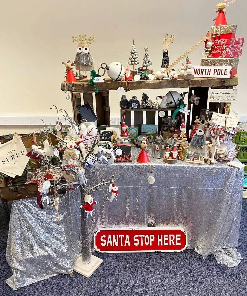Little_Paperie's tweet photo. Tonight we will be at @sunshine_sen_support Christmas Market. It feels good to put some pretty products on show again instead of fishing things out of boxes 🤣 https://t.co/FY128Gt6bF https://t.co/C0qhX17ZNO