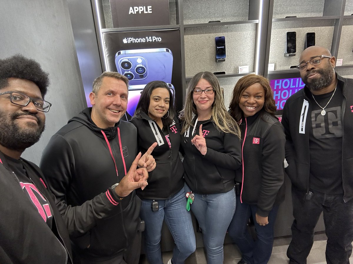 kosmoski's tweet photo. Had a great few days in CT with an amazing @TMobile team! TX to @Drew_505 @Kenziemichael1 &amp;  our amazing partners @GPMobilellc @TCCMobile &amp; @Arch_Telecom ! Plus I even met another queen 👑@QueenTMobile https://t.co/WEE4HvvRfX