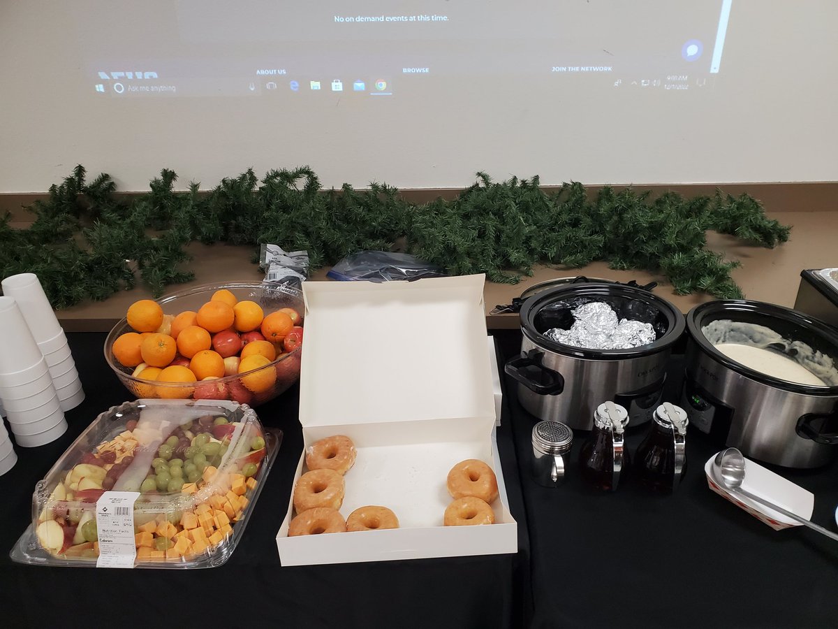 ladybeeball2019's tweet photo. Thanks to parents and culinary for making sure our officials and coaches are taken care of at the Bumblebee Classic! Send me an email for next year coaches and I will get you in the tournament! #POP #FOODOVERLOAD @TXHSGBB https://t.co/hbWG8SpNeh