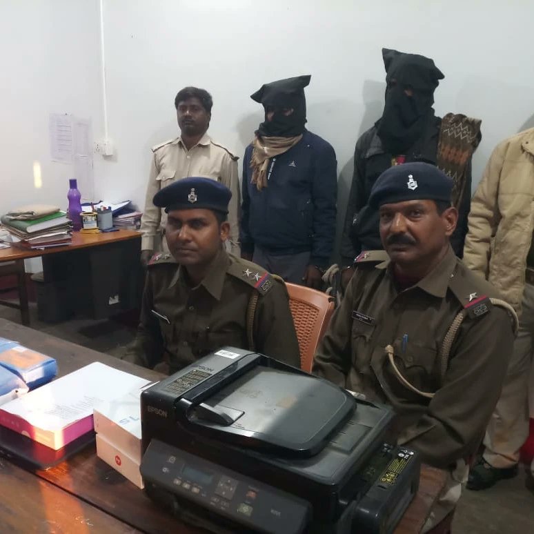 DeogharPolice's tweet photo. सोनारायठाढी थाना थाना अंतर्गत IP71 JIO POINT जो मिडिल स्कूल, सोनारायठाढी  के सामने दुकान है दिनांक 21.11.2022 के रात्रि में दुकान के पीछे का शटर खोलकर दुकान का सामान अज्ञात चोरों के द्वारा चोरी कर लिया गया था जिसकी सूचना 30.11.2022 को समय करीब 17:00 बजे प्राप्त हुआ कांड दर्ज करते https://t.co/Vrxc92Sc0R