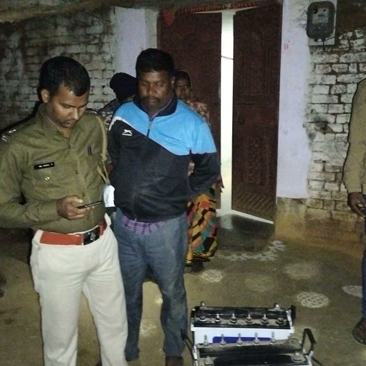 DeogharPolice's tweet photo. सोनारायठाढी थाना थाना अंतर्गत IP71 JIO POINT जो मिडिल स्कूल, सोनारायठाढी  के सामने दुकान है दिनांक 21.11.2022 के रात्रि में दुकान के पीछे का शटर खोलकर दुकान का सामान अज्ञात चोरों के द्वारा चोरी कर लिया गया था जिसकी सूचना 30.11.2022 को समय करीब 17:00 बजे प्राप्त हुआ कांड दर्ज करते https://t.co/Vrxc92Sc0R