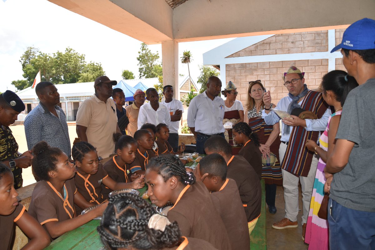 PamMadagascar's tweet photo. Merci à la #France 🇫🇷pour le partenariat dans le Sud de #Madagascar🇲🇬. Ensemble avec les autorités locales - Gouverneur de la région #Androy, M. Lahimaro Soja Tsimandilatse, à Ambovombe - on est plus fort dans la lutte contre la malnutrition des enfants.
@WFP_FR
@ambafrmada https://t.co/Tsc4EvzbLF