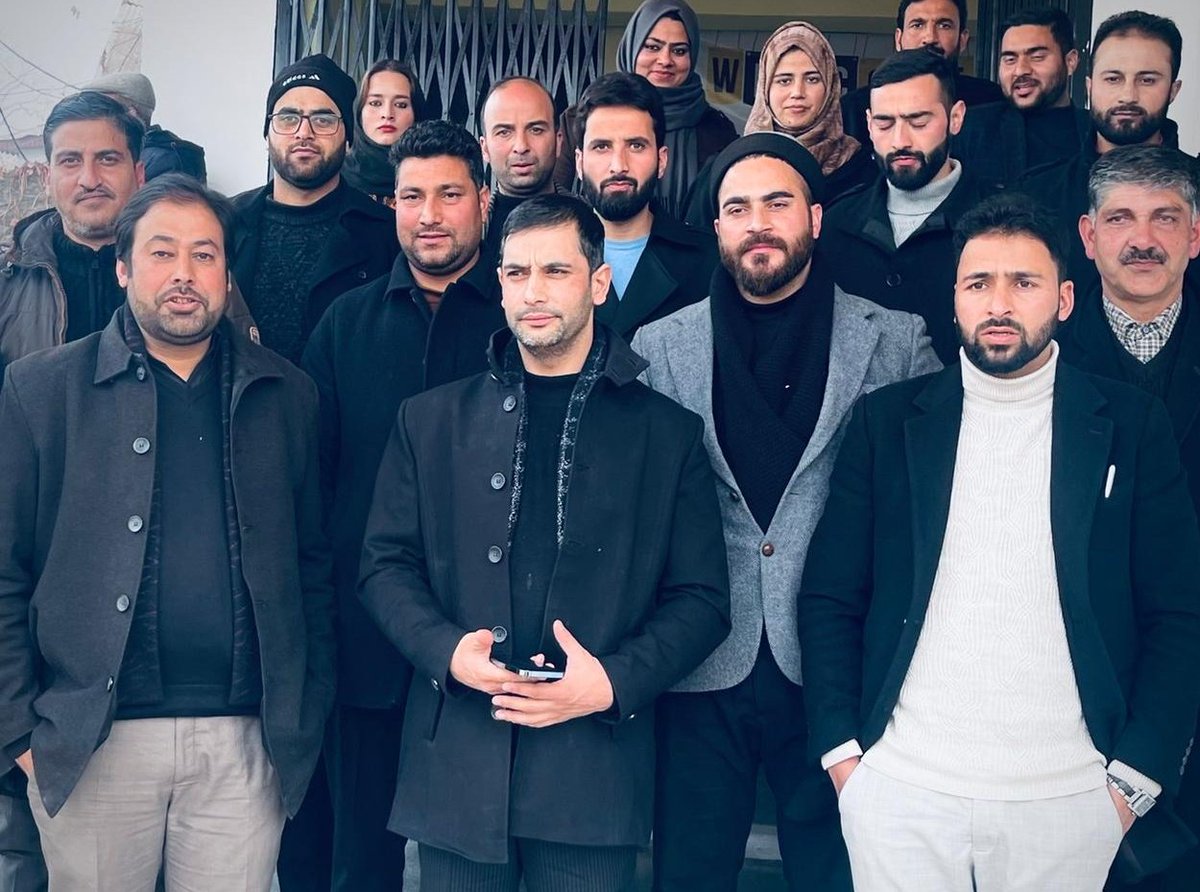 FirdoosAlam's tweet image. 'End of memorable tenure'
During your kind tenure,i witnessed expeditious disposal of cases,well justified and plausibly explained orders with announcement on time and sense of belongingness.
  Learned a lot Sir, from your proficiency and judicial wisdom.
Miss you sir,