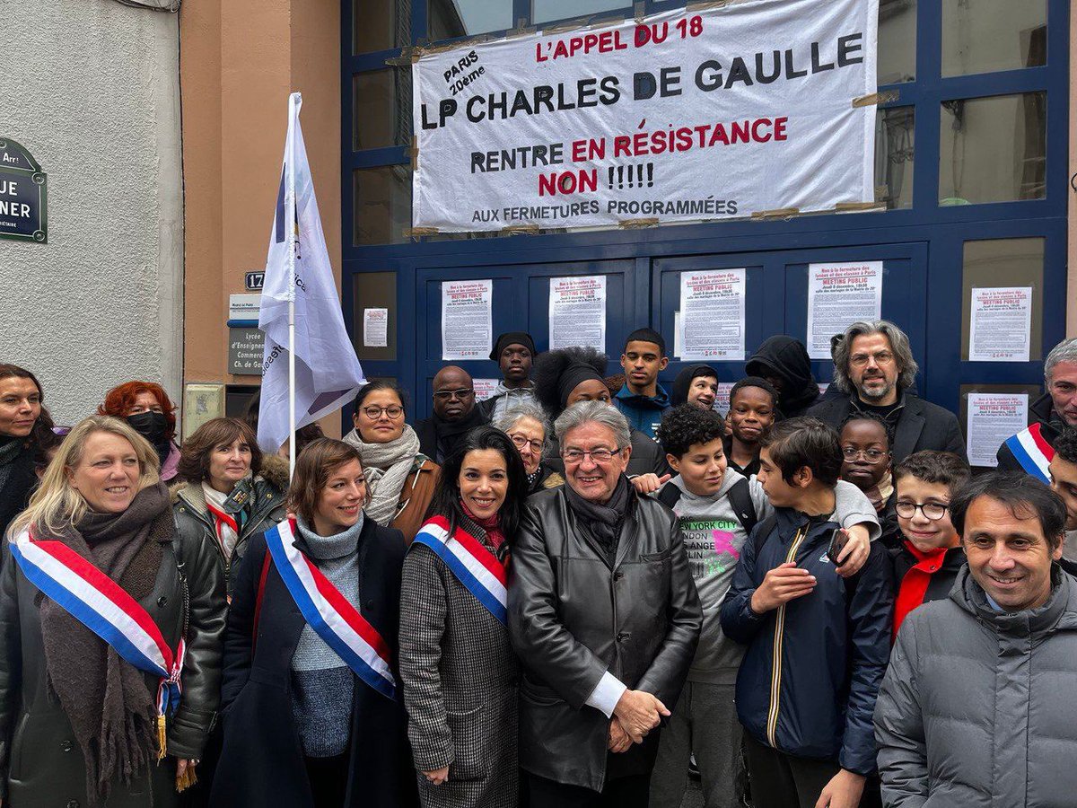 CaronAymericoff's tweet photo. Soutien aux lycées pro parisiens menacés de fermeture par @vpecresse. J’étais cet après-midi avec @JLMelenchon et les députés parisiens @FranceInsoumise devant le lycée Charles de Gaulle pour rencontrer son équipe enseignante et ses élèves. https://t.co/vz9nAAhle3