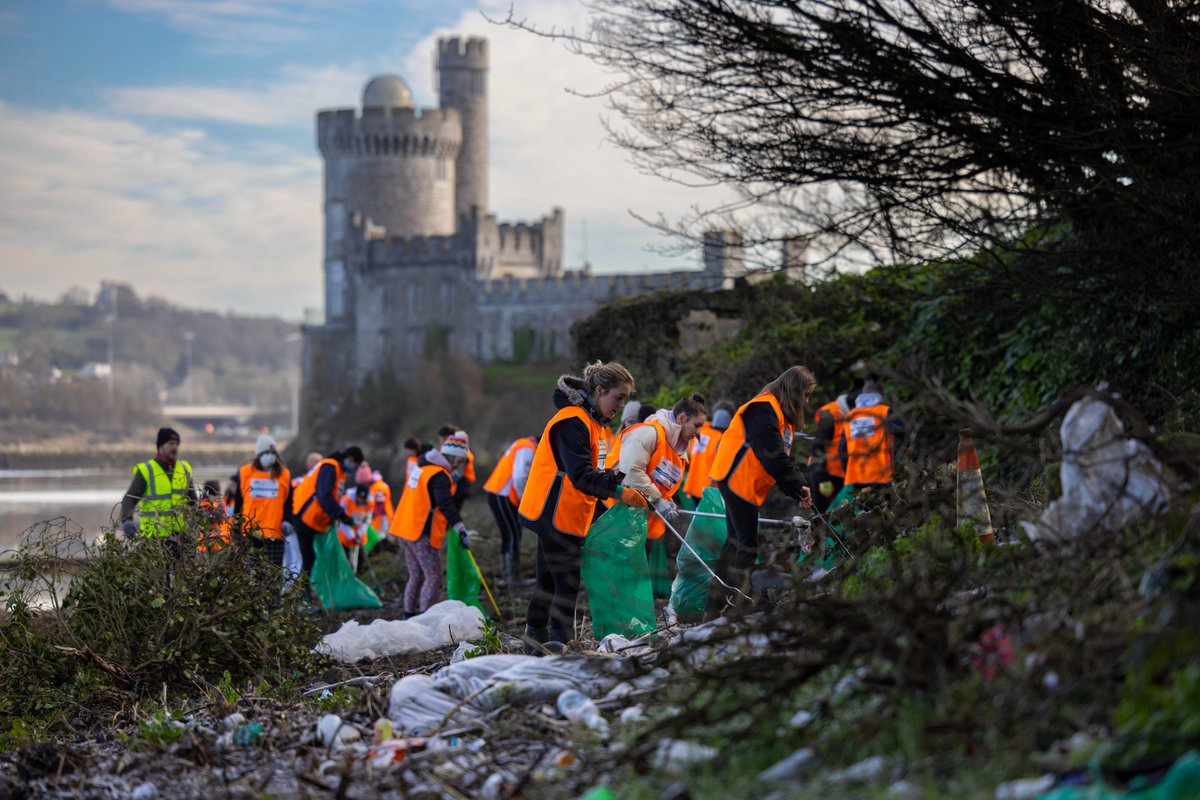 Since March this year rubbish pickers have removed over four tonnes of mostly plastic waste from a 500 metre stretch of coast by Blackrock Castle in Cork.
Photos via @Ballynamona
