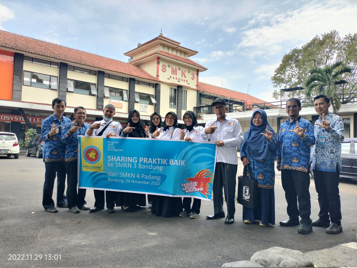 OfficialSmkn's tweet photo. Pada kunjungan ini, dibahas mengenai sharing program yang dikembangkan pada program keahlian DKV Kegiatan yang dihadiri beberapa perwakilan dari SMKN 4 Padang ini, dilaksanakan dengan lancar.
@disdik_jabar @cadisdik7 @smkn4padang https://t.co/BNPqjaGoS7