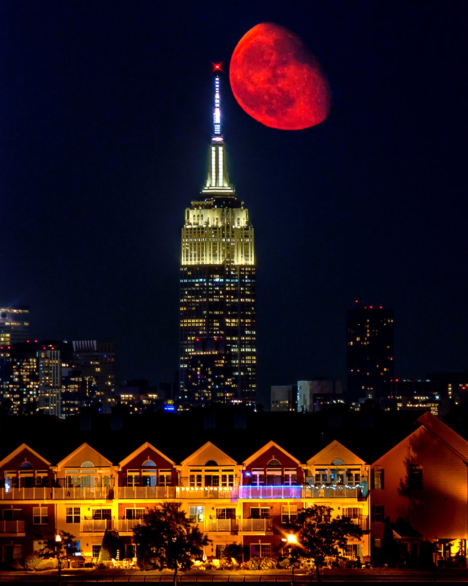 EmpireStateBldg's tweet photo. Help pick the 2022 Photo Contest category winners!  
 
Today you’re voting on your favorite ‘Nightscape’ shot: 
 
Left: Peter Alessandria, peteralessandria/IG 
Upper Right: Michael Silverstone, msilverpictures/IG 
Lower Right: Anthony DiMatteo, gothamcityphoto/IG https://t.co/OokTlNb3UW