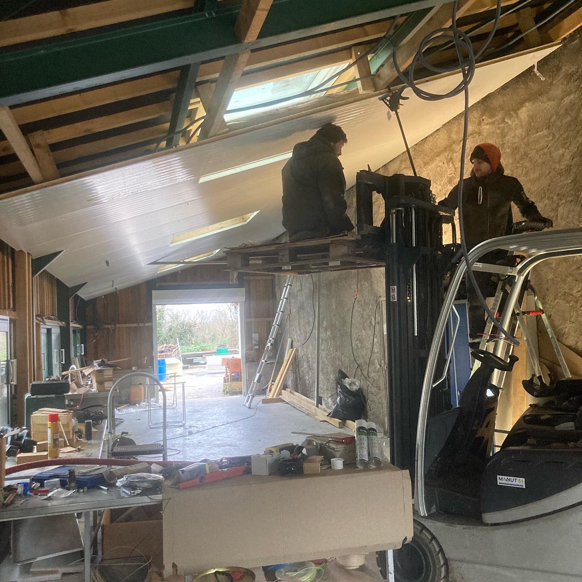 Préparation des chaudières à cire, soudure des piquets de nuclei et aménagement du bâtiment sont au programme pour cette fin de semaine ! #madeinhautemarne #apiculture #materielapicole #cire #nuclei #ruchersdubassigny