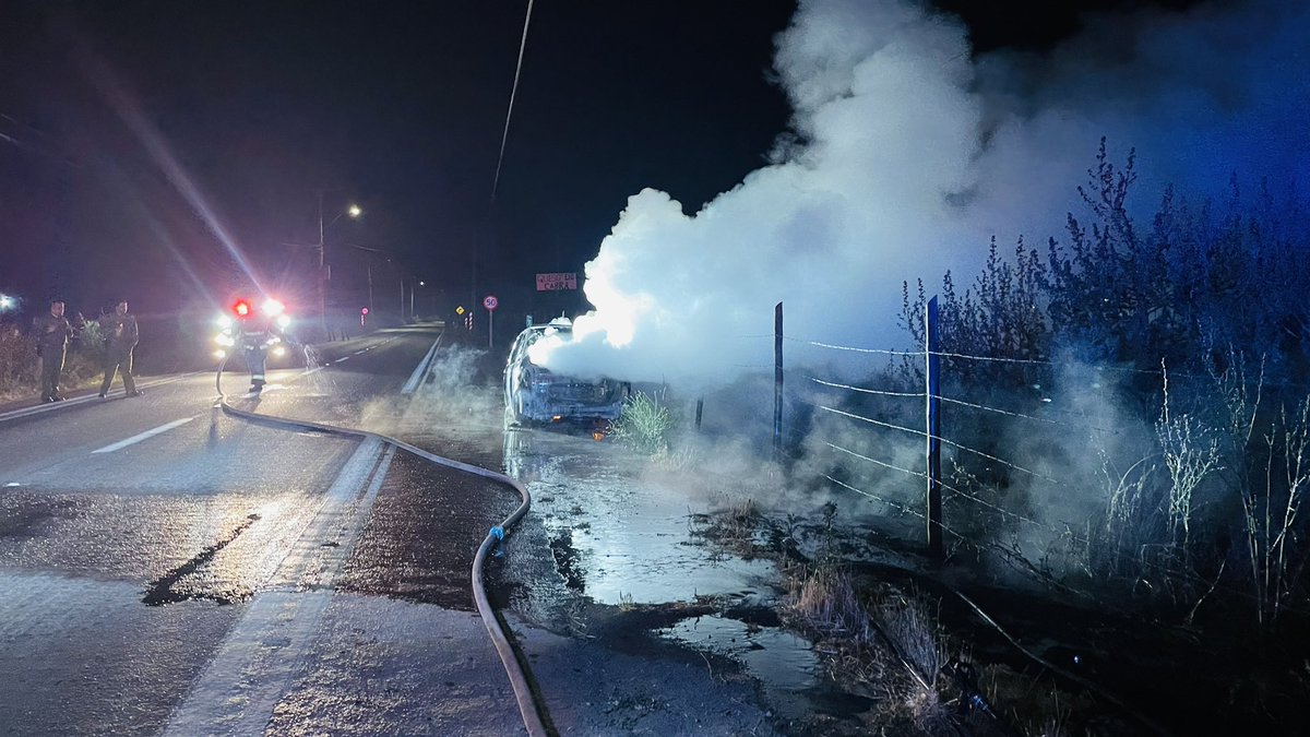 Quinta_Bollenar's tweet photo. Durante la madrugada de hoy jueves, nuestra Máquina B5 trabajó en incendio vehicular con propagación a pastizales. Sector Santa Elena, Mallarauco. 🚒 https://t.co/K1e5JOUMDI