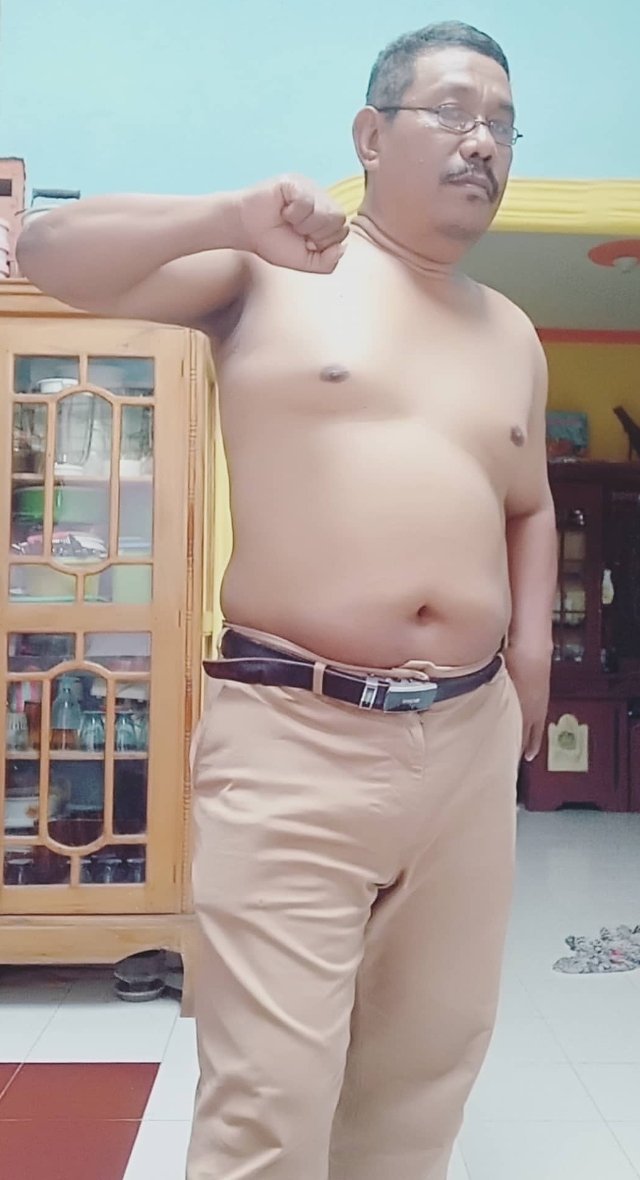 bapakberkumis15's tweet photo. Pilih kanan atau kiri? https://t.co/1MTg4MD4Cf