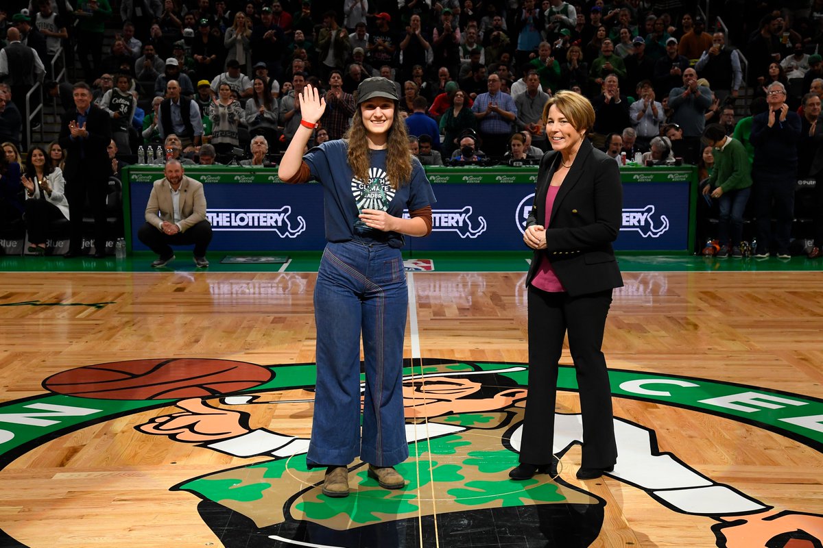 MassAudubon's tweet image. Ollie, one of our Youth Climate Leaders, was honored with a #HeroesAmongUs award by the @celtics. At the game, she shared her passion for climate action w/ the Prince &amp;amp; Princess of Wales @KensingtonRoyal. Way to go Ollie &amp;amp; thx to @MassAGO for nominating her! #Earthshotboston2022