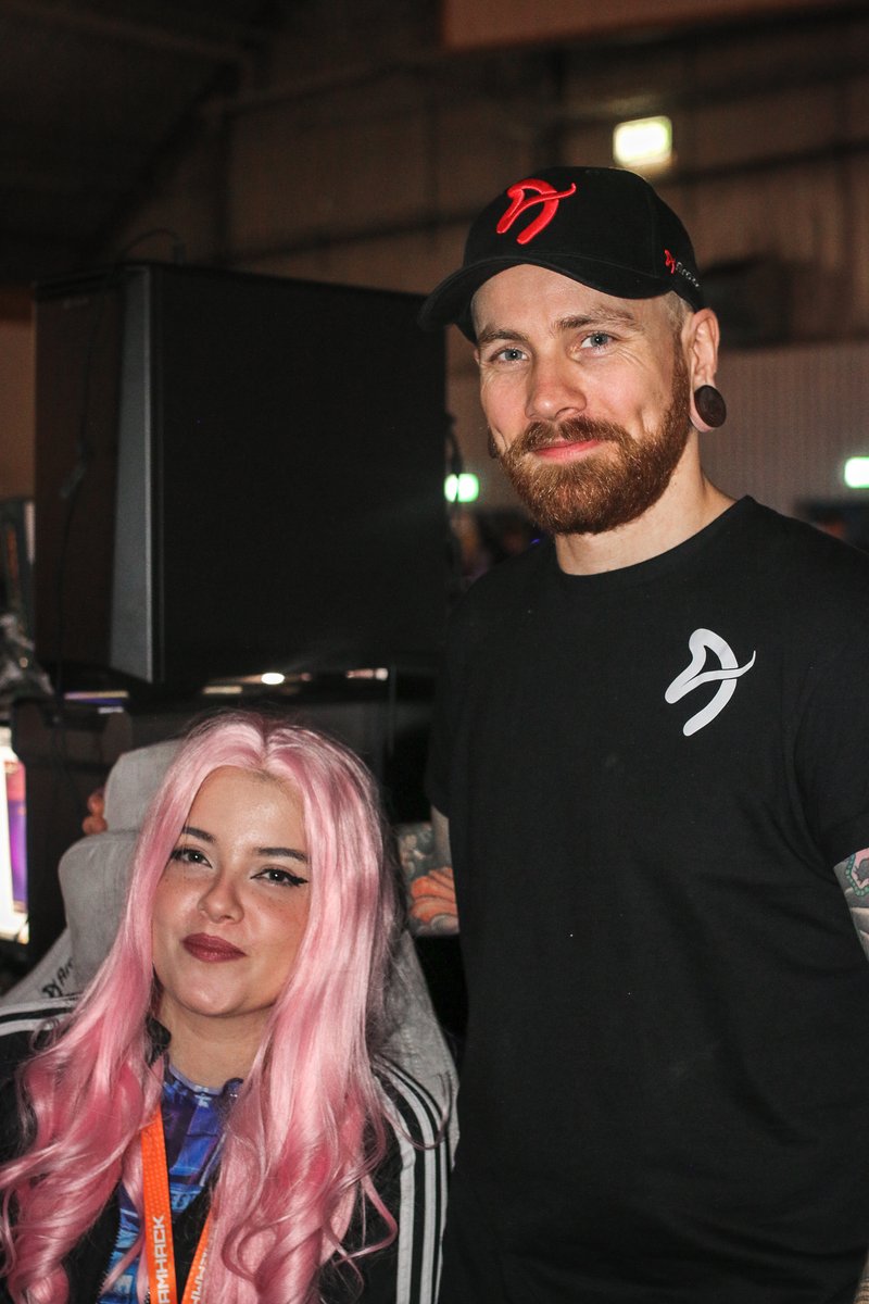 ArozziChairs's tweet photo. Happy to meet the lovely @interjace at @DreamHack  always a good time! 🥳 https://t.co/S1VgcysWrn