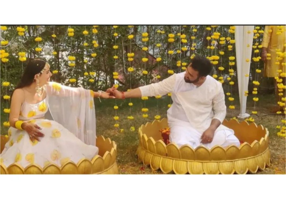_Ishani_drdz's tweet photo. 😳✨️

Haldi and mehendi ho gyaa ksksksk https://t.co/9PsV5VWJ0V