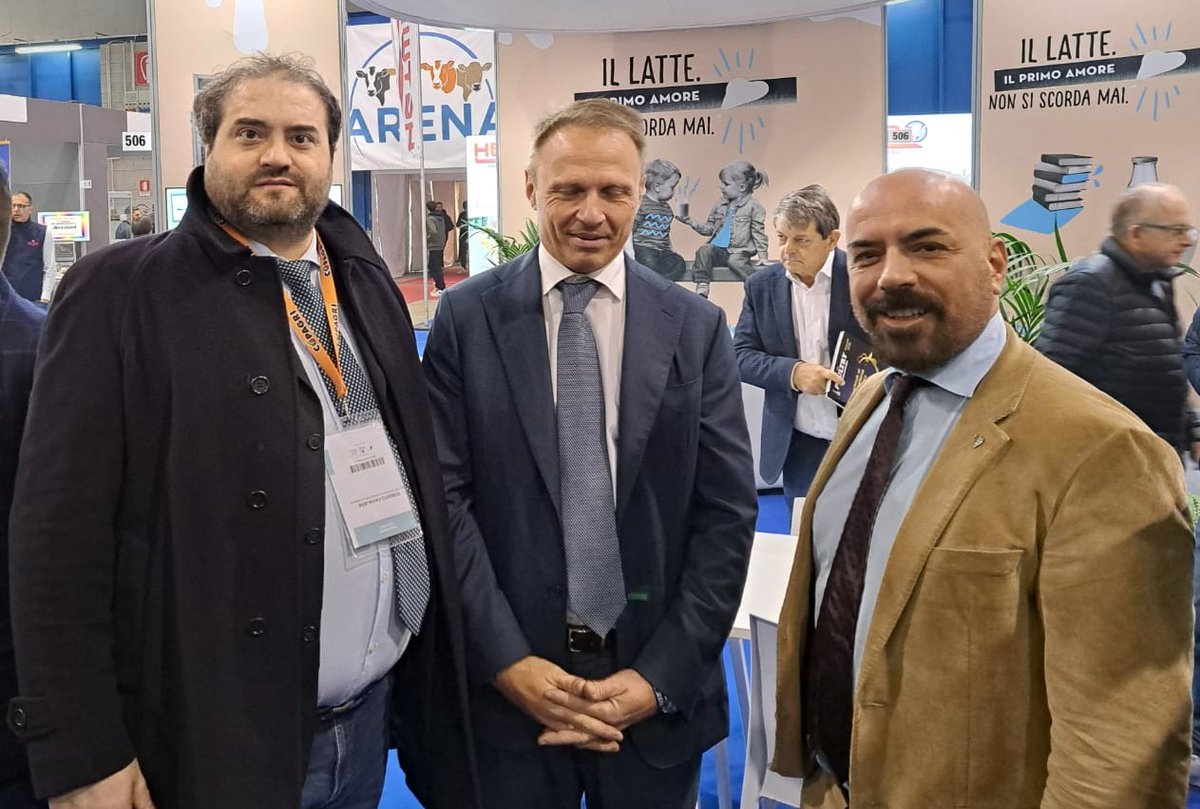 Copagri's tweet photo. #Zootecnia: la #Copagri presente alle #FiereZootecnicheInternazionali di #Cremona con diverse aziende associate.

Vicepres #Bernardini e responsabile settore #Cavaliere hanno partecipato a giornata inaugurale, confrontandosi con Ministro #Lollobrigida.

https://t.co/EndWLtMbCP https://t.co/hj6aPrajHr