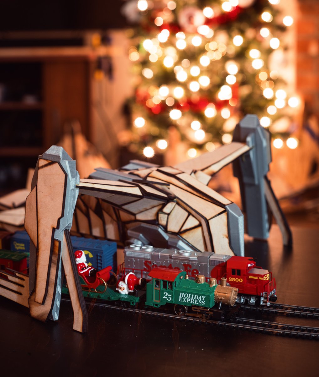 Rice_Maiden's tweet photo. It's that time of year... for Star Citizen AND model trains!  #StarCitizen https://t.co/2eoO1dvzce