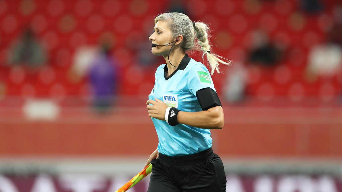 dibradoras's tweet photo. A HISTÓRIA SENDO FEITA! Hoje, pela 1° vez, teremos um trio de arbitragem totalmente feminino em um jogo de Copa do Mundo masculina. A 🇫🇷 Stéphanie Frappart irá apitar o jogo decisivo entre Alemanha x Costa Rica, junto com a 🇲🇽 Karen Diaz e a 🇧🇷 Neuza Back como assistentes. https://t.co/HyGdMiBJXy