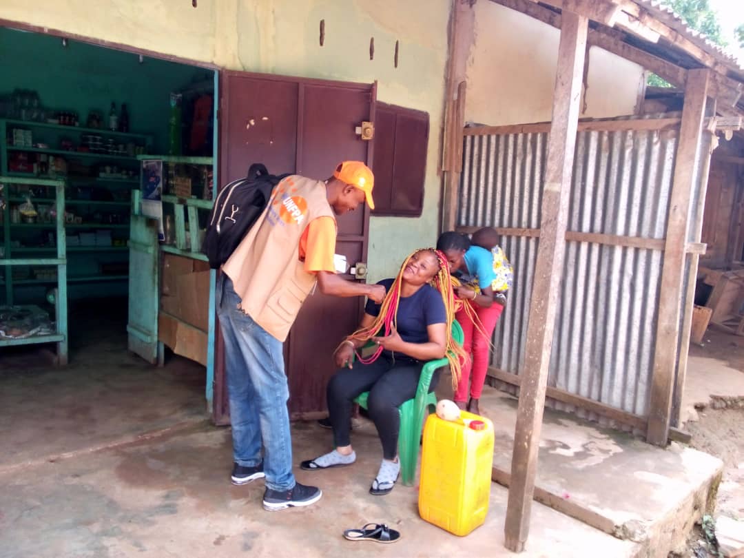 CongoUnfpa's tweet photo. #JMS2022
Traquer le #VIH dans les moindres recoins. A #Kindamba, region post conflit, les equipes UNFPA sensibilisent les pop sur le VIH/SIDA en milieu des forces de défense et de sécurité, des ex combattants, ainsi que dans des lieux de vie tels que les marchés/ateliers
#EndHIV https://t.co/r10Y0PNHGN