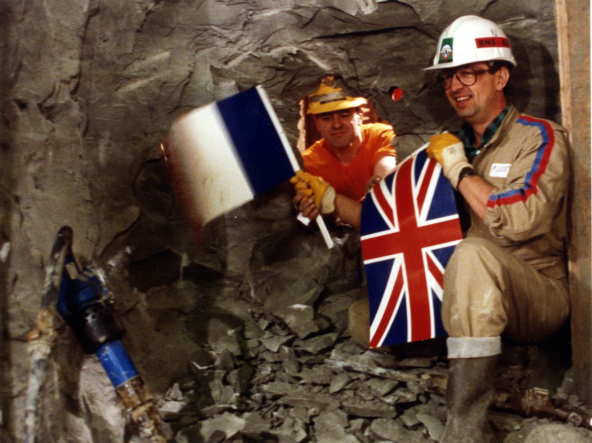 HistoryStation1's tweet image. #Today #01December #Year1990
Latest Wonder of the World:
British and French workers meet in the middle of the Channel Tunnel under the English Channel
Know more at : en.wikipedia.org/wiki/Channel_T…